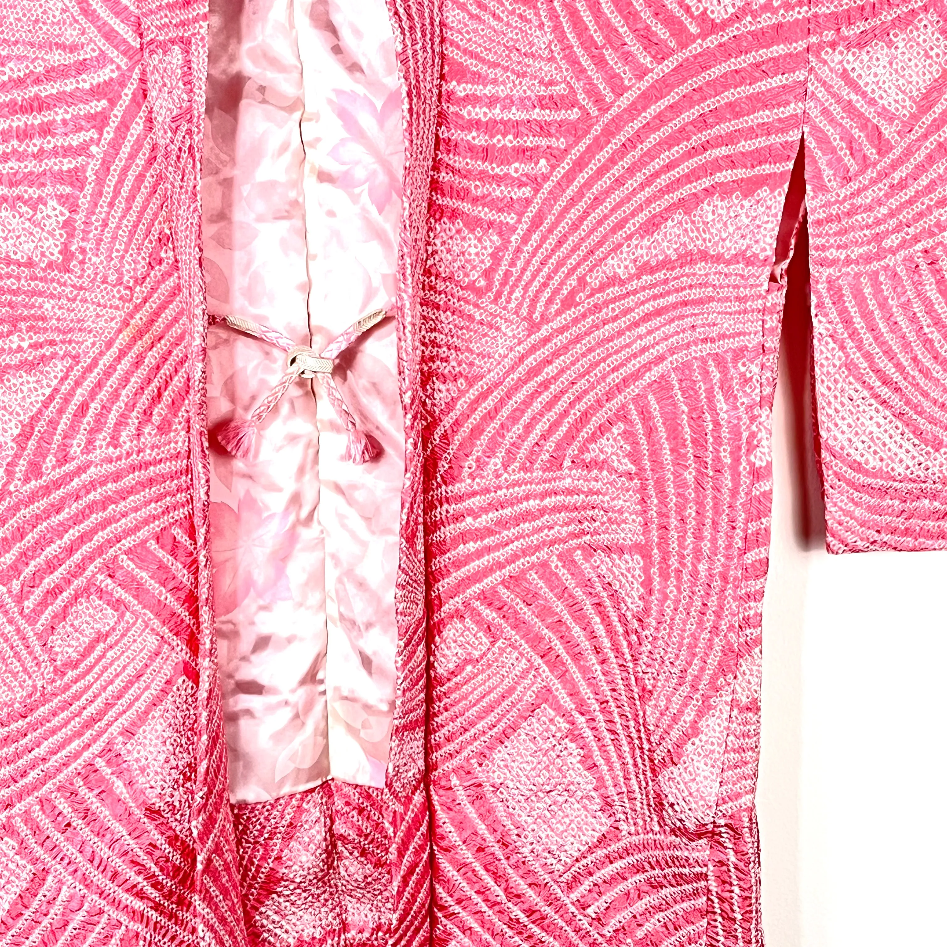 Vintage Japanese Silk Haori Coat in Shibori Tie-dye Pink Weave pattern 28"L