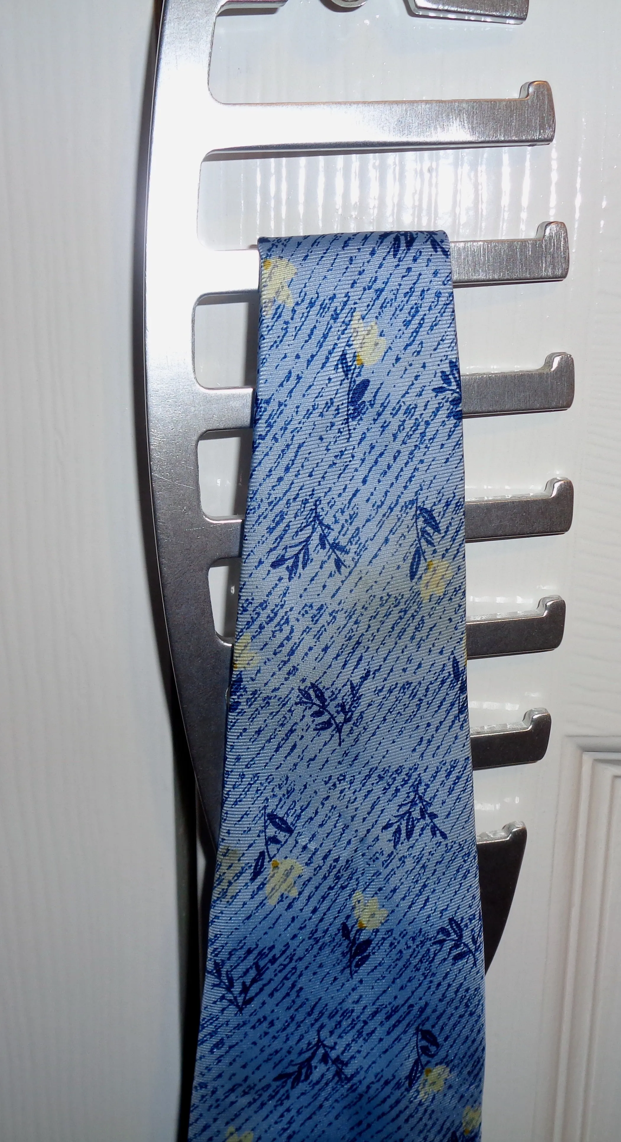 Vintage Metal Tie Rack Hanger. Holds 7 ties
